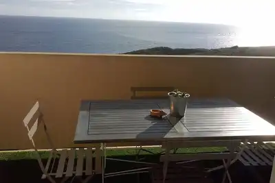 Image de appartement contemporain, climatisé tout confort, vue imprenable sur la mer