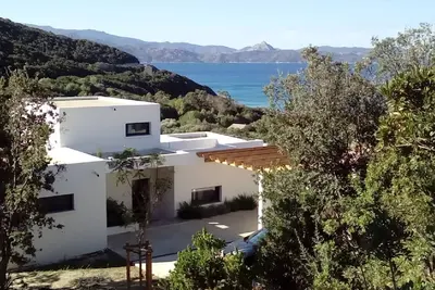 Maison d'architecte, à 50 mètres d'une plage de sable blanc, splendide vue mer
