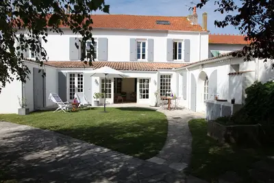 Grande maison de village avec piscine, proximité immédiate plages et commerces