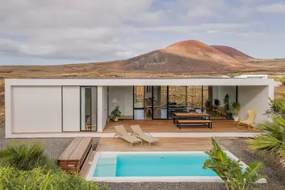 Image de Maison minimaliste avec piscine chauffée et superbe vue sur le volcan