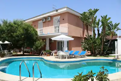 Image de Villa Avec Piscine Confortable Avec Jardin Autour Des Fontaines Blanches