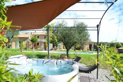 Image de Villa Maison Provençale - Piscine - Spa Jacuzzi - 2 hectares de terrain