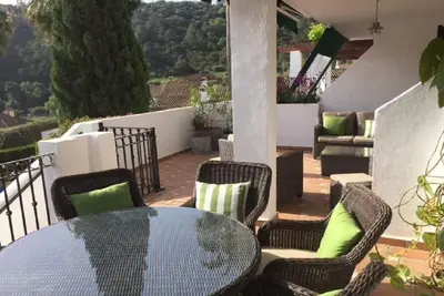 Image de Luxe 2 chambres, 2 salles de bains appartement Ă Benahavis Village- piscine et vues