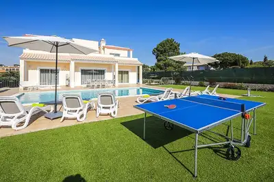 Image de Villa de luxe moderne de 4 chambres avec piscine chauffée, tennis de table et wifi gratuit