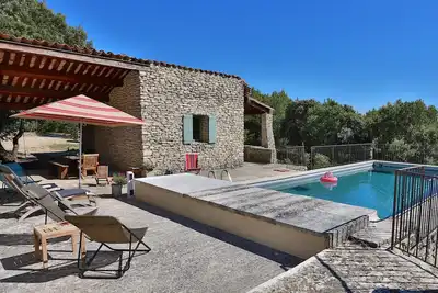 Image de Mas en pierres, très calme sur 2, 5 hectares, 10 -11 personnes-piscine chauffée