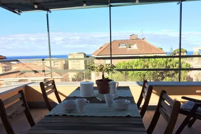 Image de maison entourée de verdure près de la mer avec terrasse et girdino