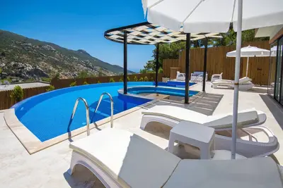 Villa isolée lune de miel de deux chambres avec grande piscine semi-circulaire et jacuzzi