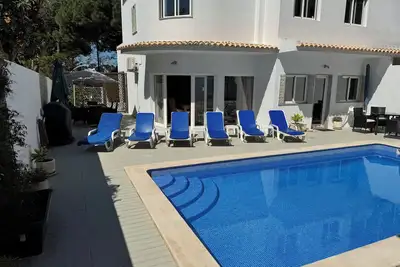 Image de Parfait pour 2 familles avec piscine privée à 20 minutes à pied de la marina