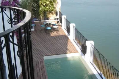 Maison de charme style marocain, surplombant un fleuve, avec piscine