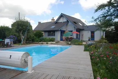 Image de Wood, glass and stone house in the countryside with garden and swimming pool (5m x 10m)