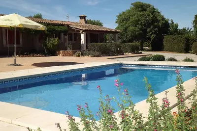 Image de Villa avec piscine, jardin et barbecue près de la Wifi gratuit à la plage