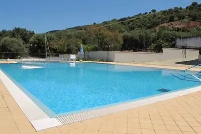 Image de Appartement moderne avec de belles vues sur la mer et piscine.
