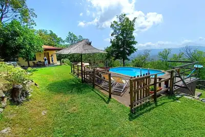 Image de Ferme Rustico avec jardin et piscine dans une région vallonnée