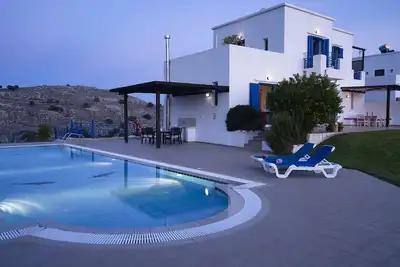 Image de Villa pour six. Grande piscine, vue sur la mer, jardin privatif. Près de la plage et des commodités.