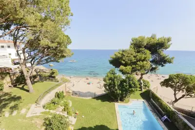 Image de Villa unique en face de la plage et entouré d'arbres méditerranéens
