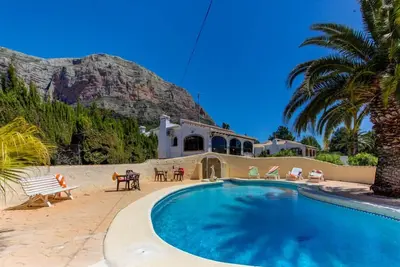 Image de Casa Karma à Javea, 11 personnes dans 5 chambres, climatisation complète, wifi et piscine privée