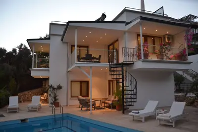 Villa 3 chambres / 3 salles de bain, piscine privée, barbecue sur le toit, 10 min à pied de la vieille ville / du port