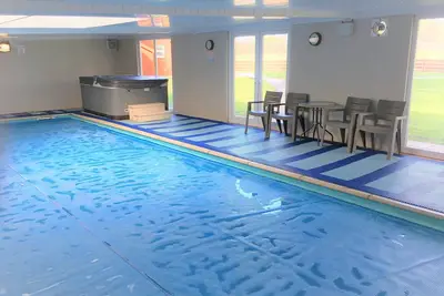 Image de Belle maison de campagne avec piscine intérieure et bain à remous