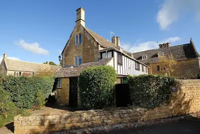 Image de Cloisters Cottage à Bourton-sur-l'eau avec parc hors route pour deux voitures