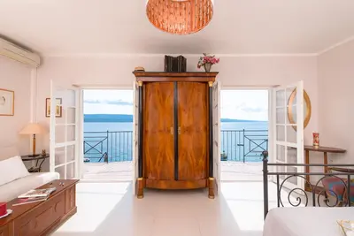 Image de Villa en bord de mer Aestas avec vue imprenable / 5 chambres, 6 salles de bains, 12 + 2 personnes