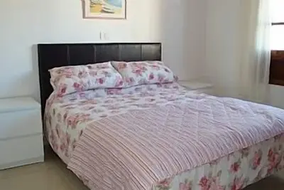 Image de Appartement avec grande terrasse et belle vue sur les piscines et la terrasse.