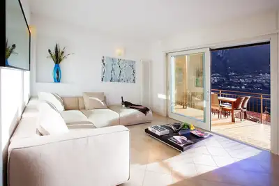Image de Élégant appartement avec vue sur le lac et jardin