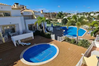 Image de Belle villa à Albufeira, petite copropriété avec 2 piscines et court de tennis