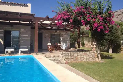 Image de Villa de vacances avec piscine, jardins et vue panoramique depuis la terrasse sur le toit