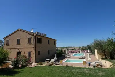 Image de maison de campagne niché entre les collines des Marches: Offres!