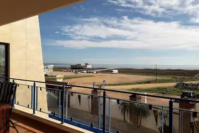 Image de Superbe appartement moderne de 2 chambres avec vue sur la mer et piscine commune avec terrasse sur le toit