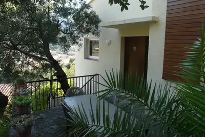 Image de Appartement indépendant dans villa, 800 m des plages, terrasse avec vue, piscine