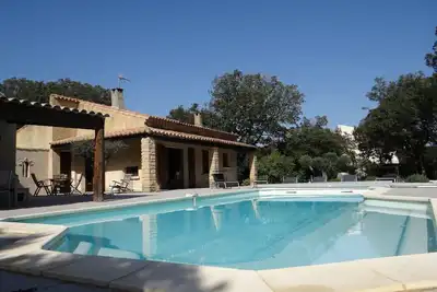 Villa (6 à 8 pers. ) avec piscine privée et chauffée, jardin clos, proche d'Uzès.