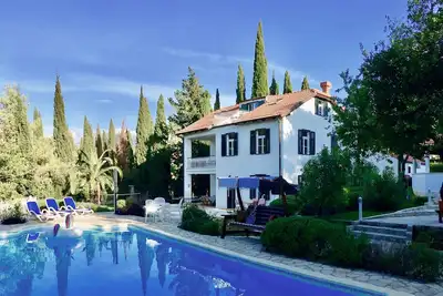 Image de Superbe maison d'été des années 1920 à Cavtat, balcon avec vue sur la mer et jardin clos privé avec piscine