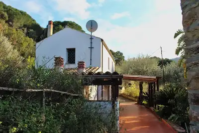 Maison Gianpa. Dans la verdure du parc à 5 km de la mer de Cefalù