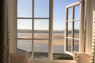 Image de Joli cottage de 3 étages avec vue sur la rivière Camel in Rock