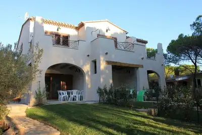 Image de Bel appartement dans une villa sur la mer et accès direct à la plage