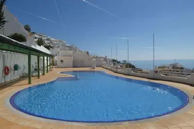 Image de 2 chambres et 1 salle de bain avec vue imprenable sur la mer, piscine, garage, A / C, télévision par câble et Internet
