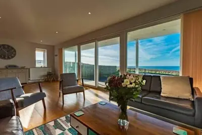 Image de Kiwi Beach House with stunning views across the ocean - the perfect place for families or friends to get together!