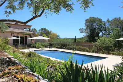Image de Propriété classée *** au calme, cloturée, arborée et fleurie avec piscine privée