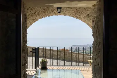 Image de Un appartement de luxe historique avec vue panoramique sur la cĂ´te ionienne et la mer