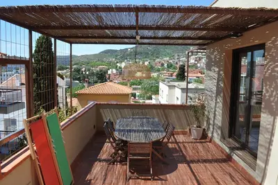Image de Cozy ensoleillée maison de 3 chambres, vue sur la terrasse panoramique et près du parc Güell