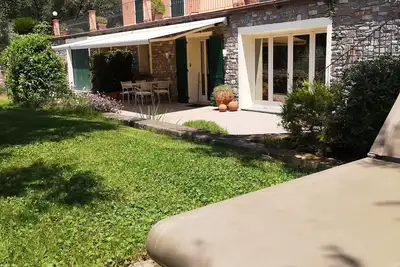 Image de charmant appartement dans villa à 1, 5 km de la mer avec place de parking dans le village.