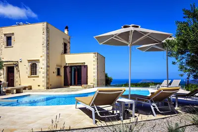 Villa en pierre ★ Vue sur la mer ★ Piscine privée chauffée ★ 2 chambres et 5 couchages