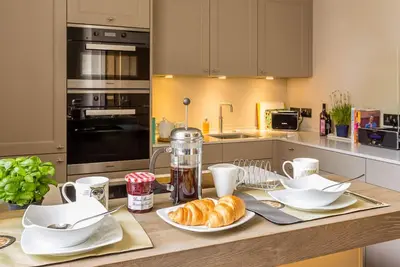 Image de 5 * avis - Apt in City Center Exeter, 2 très grands lits, 2 bains, parking, salle de gym,