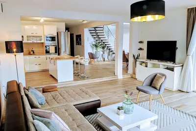 Image de Villa (300 mètres carrés) avec piscine (8 + 2) à 300m de la plage