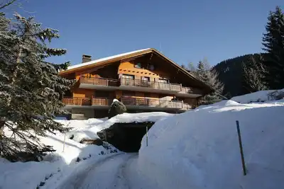 Image de Chalet aux pieds des pistes de ski, avec des vues magnifiques.