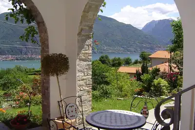 Image de Appartement rénové à 2025 avec vue sur le lac et le jardin