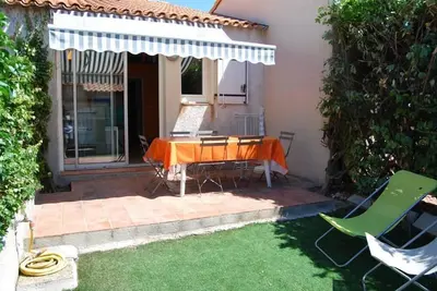 Image de By the sea, house with garden