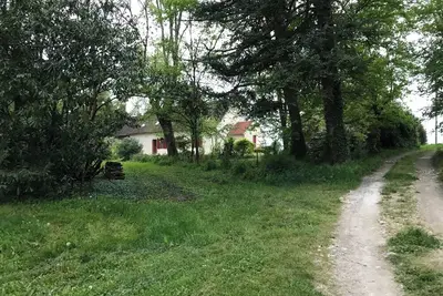 Image de Longère en Berry avec piscine en bordure de parc d'un château
