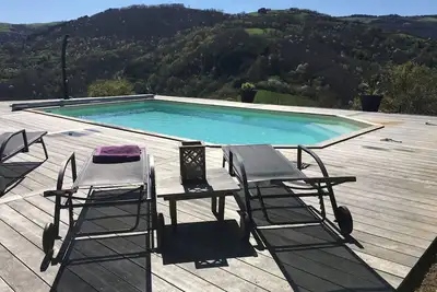 Image de Maison d’architecte avec piscine, vue panoramique, exposition sud